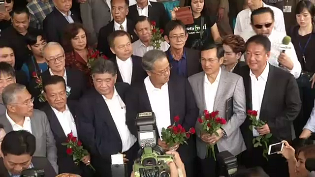 ปล่อยตัว 8 แกนนำเพื่อไทยคดีฝ่าฝืนคำสั่ง คสช.