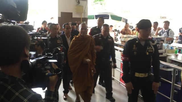 ตำรวจกองปราบควบคุม "พระพุทธะอิสระ" มาขอฝากขัง 