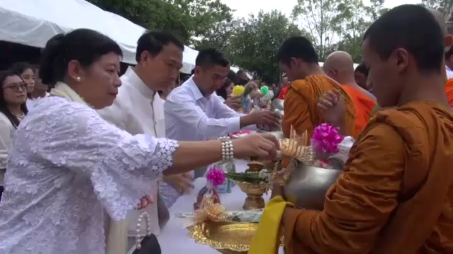 พุทธศาสนิกชนทั่วไทย ร่วมทำบุญตักบาตร "วันวิสาขบูชา" 