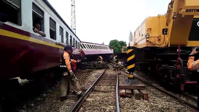 รถไฟตกรางที่หัวลำโพง คาดใช้ 3 ชม.ยกพ้นรางเปิดสัญจรได้