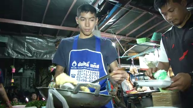  หนุ่ม 16 ขายข้าวไข่เจียวหารายได้เลี้ยงน้อง 4 คน