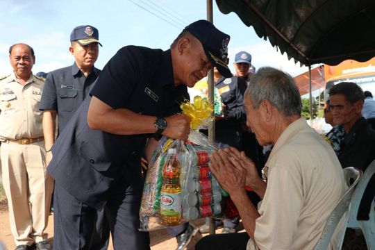 กองทัพระดมความช่วยเหลือผู้ประสบอุทกภัย จ.สกลนคร