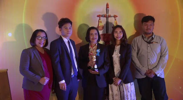 รายการ "รู้เท่ารู้ทัน" เข้ารับประทานรางวัล "ตาชั่งทอง"