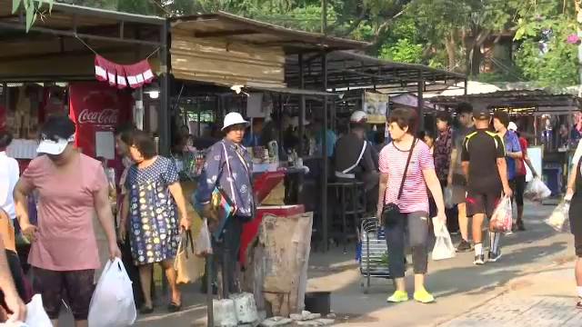 "ตลาดร่มเหลือง" ขายวันสุดท้ายก่อนปิดตลาดถาวร