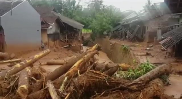 "อินโดนีเซีย" เร่งค้นหาผู้ประสบภัยดินถล่มบนเกาะชวา