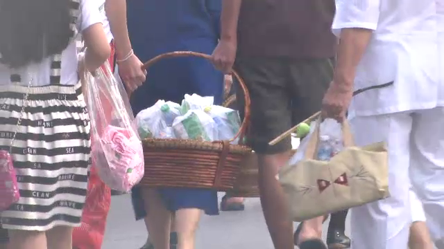 ปชช.เลือกอาหารสุขภาพใส่บาตร หวังพระลดโรค-สุขภาพดี 