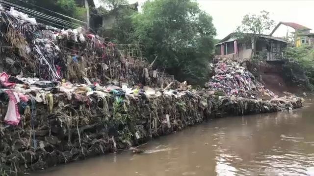 อินโดนีเซียทำความสะอาดแม่น้ำ "ชิตารุม" มลพิษมากที่สุดในโลก