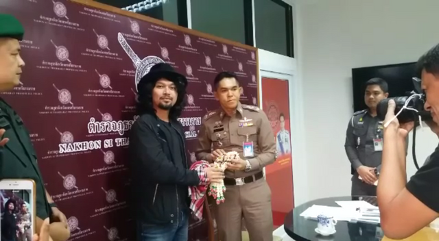 ตำรวจควบคุมตัว "เสก โลโซ" ถึง จ.นครศรีธรรมราช แล้ว 