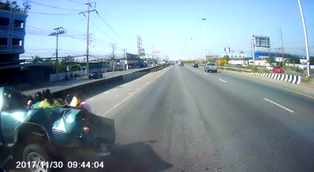 นาทีระทึก! 7 ชีวิต รอดตายสิบล้อพุ่งชน