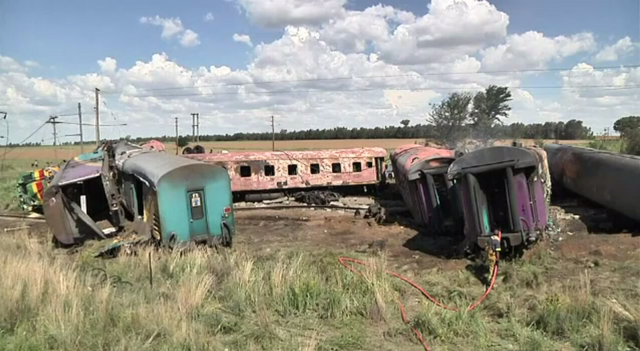 รถไฟพุ่งชนรถบรรทุกที่ขับตัดหน้าในแอฟริกาใต้ เสียชีวิตอย่างน้อย 18 คน