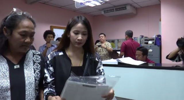 ครอบครัวสาวกระโดดสะพานเรียกร้องเพื่อนชายคนสนิทขอขมา เพราะสงสัยอาจเป็นสาเหตุ