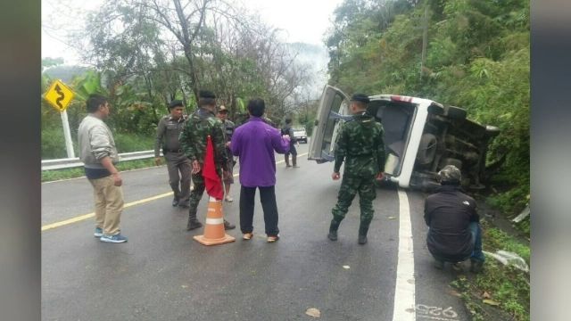รถตู้พลิกคว่ำถนนลงดอยอ่างขาง เจ็บ 4 คน