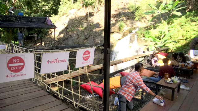 ร้านกาแฟรุกป่าแม่ริม "ยอมรื้อ" สะพานแขวน-ศาลาริมน้ำตก