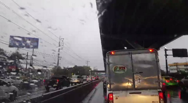 ฝนถล่มกรุง น้ำท่วมขังถนนหลายสาย การจราจรติดขัด 
