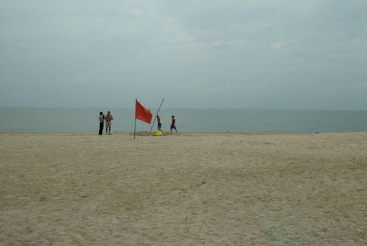ปักธงแดง "หาดชะอำ" เตือนห้ามเล่นน้ำ   