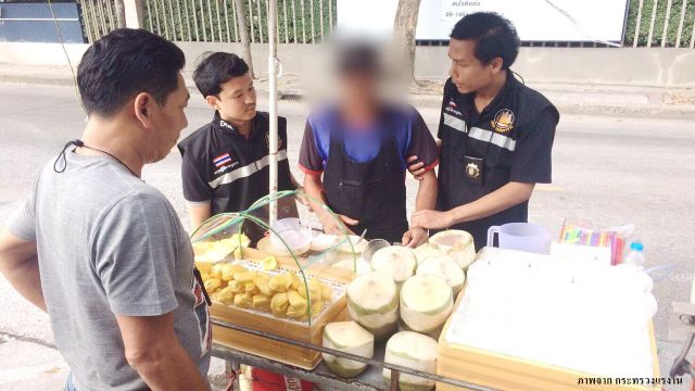 จับแรงงานข้ามชาติเร่ขายสินค้าแย่งอาชีพคนไทย 
