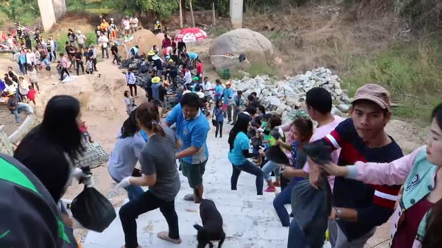 จิตอาสานับพันช่วยหลวงพี่สร้างบันไดวิหารหลวงพ่อโสธร