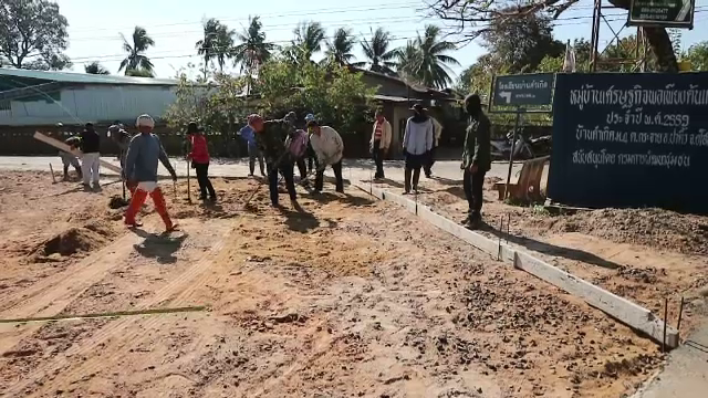 ชาวบ้านลงขัน 15,000 บาท ซ่อมถนน ชำรุดกว่า 30 ปี ไม่มีใครช่วย 
