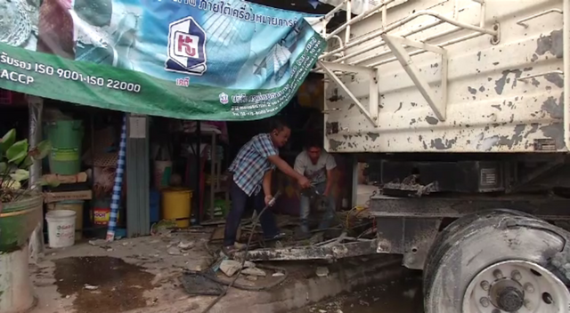รถพ่วง 18 ล้อ พ่วงหลุดชนรถและร้านค้า เสียชีวิต 1 คน