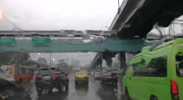  กทม.ฝนตกหลายพื้นที่จากสภาพอากาศแปรปรวน