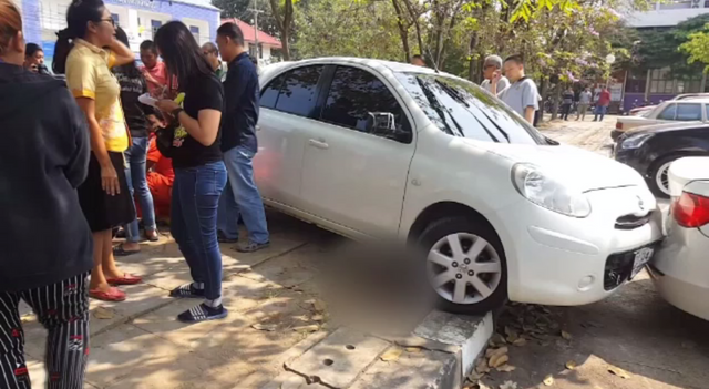 แม่เข้าเกียร์ผิดรถพุ่งทับลูกสาวเสียชีวิต จ.สิงห์บุรี