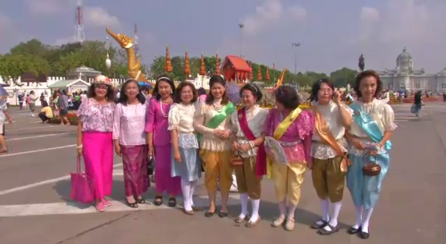 ประชาชนร่วมชมงาน "อุ่นไอรัก คลายความหนาว" อย่างต่อเนื่อง 
