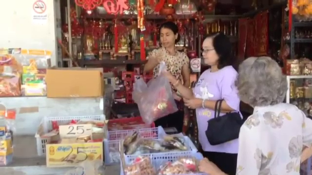 ประชาชนเริ่มซื้อของไหว้ เทศกาลตรุษจีนคึกคัก