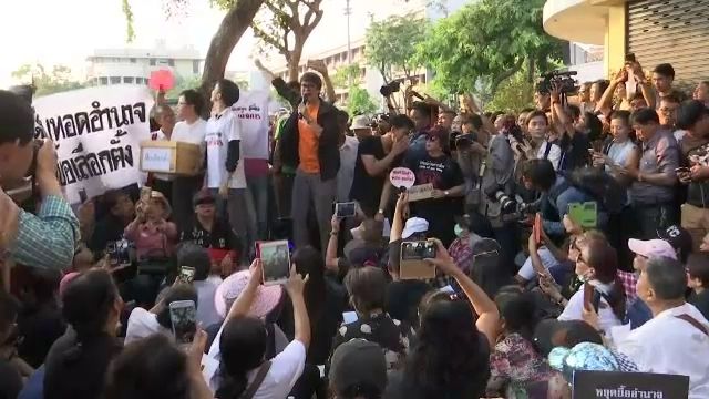 "รังสิมันต์-จ่านิว -ทนายอานนท์" เข้ามอบตัวตำรวจ แล้ว
