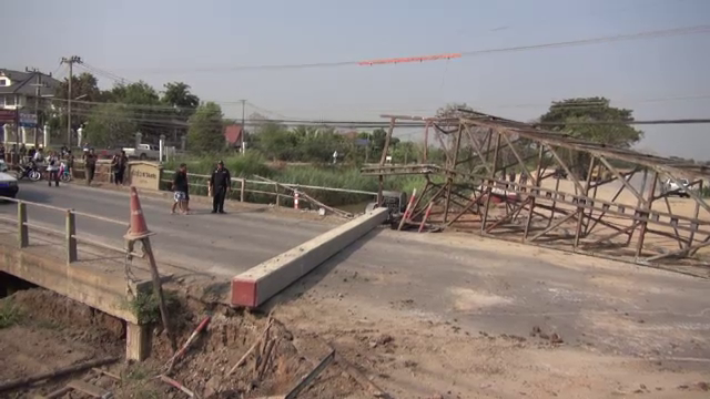 ปั้นจั่นตอกเสาเข็มสร้างสะพาน ล้มใส่คนงานเจ็บ 1 คน