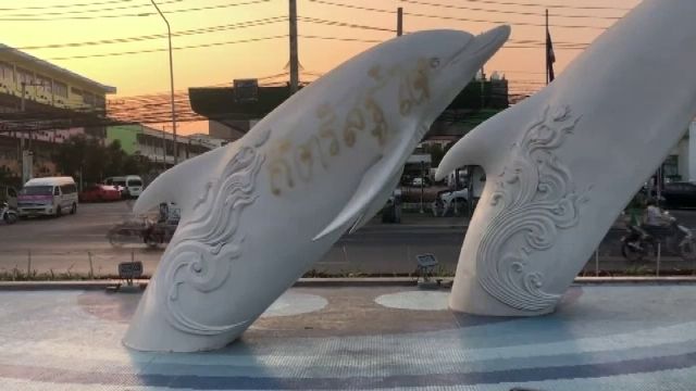 ชาวพัทยาโวยวัยรุ่นพ่นสีสเปรย์ "โลมา" สัญลักษณ์อุโมงค์ลอดแยก