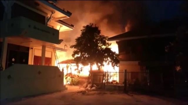 ไฟไหม้กุฏิไม้สักอายุ 100 ปี วัดดังอยุธยา เสียหาย 3 ล้านบาท 