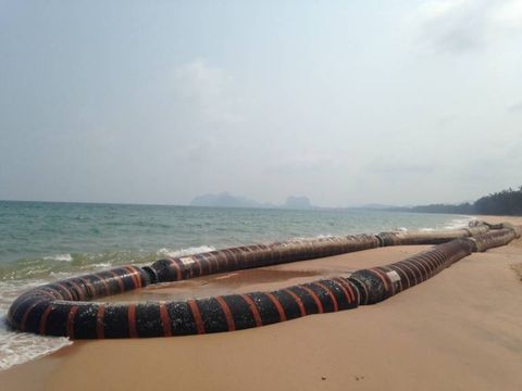 พรุ่งนี้ ย้าย "ท่อน้ำมัน" ปริศนาเกยหาดบางเบิด จ.ชุมพร   