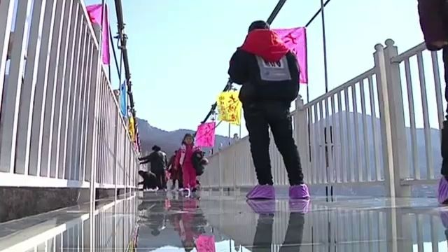 จีนเปิดตัวสะพานกระจกแห่งใหม่ 
