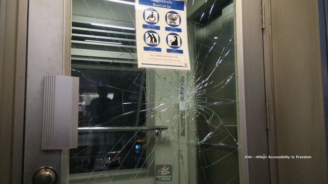 ทุบกระจกลิฟต์ " บีทีเอส" ประท้วงถูกล็อก รอนสิทธิคนพิการ 