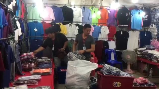 ตำรวจจับสินค้าละเมิดลิขสิทธิ์กลางตลาดหัวหิน ยึดของกลางมูลค่านับล้าน