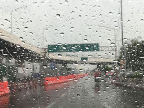 พิษ "พายุฤดูร้อน" กทม.ฝนตกหนัก-ลมแรง