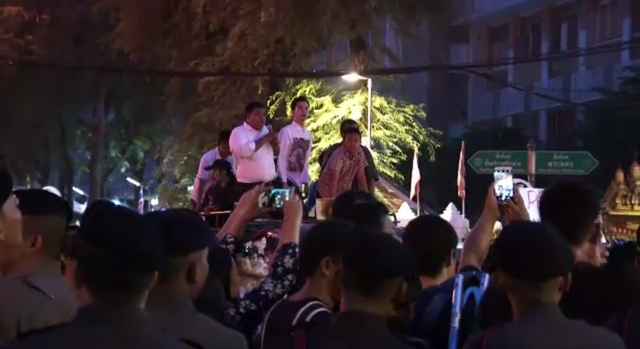 กลุ่มคนอยากเลือกตั้ง จัดกิจกรรมเชิงสัญลักษณ์เดินเท้าไปกองทัพบก