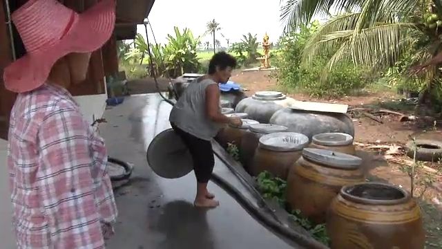 ชาวชุมชนคลองลำมะเขือขื่น เขตคลองสามวา ไม่มีน้ำประปาใช้กว่า 60 ปี