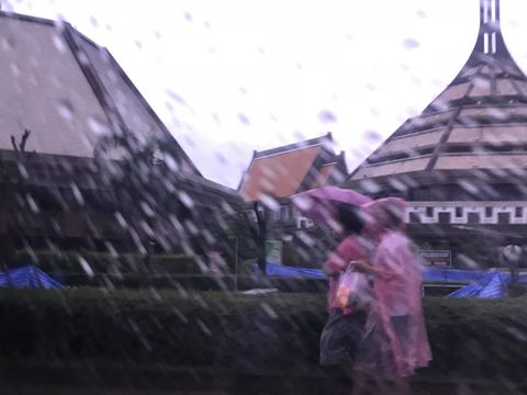 "พายุฤดูร้อน" ถล่มกรุงฝนตกหนักสุดเขตทวีวัฒนา 92 มม.