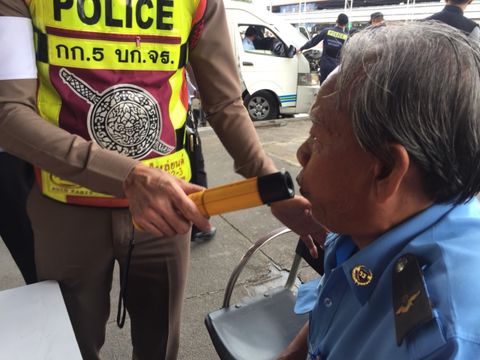 ตร.สุ่มตรวจสุขภาพคนขับรถหมอชิต 2 หวังลดอุบัติเหตุสงกรานต์