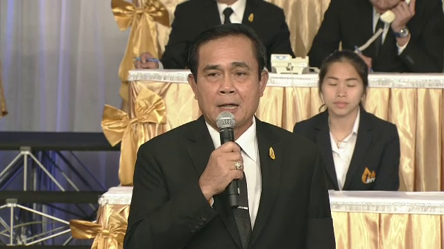 นายกฯนำทีมครม.-ดารารับบริจาคเงินช่วยน้ำท่วมภาคใต้