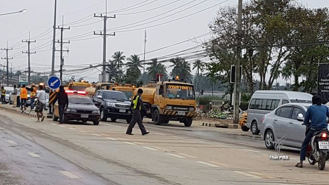 กรมทางหลวงเดินหน้าล้างโคลนบางสะพานและซ่อมแซมถนนชายทะเลบ้านกรูด