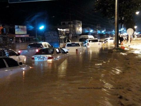 บางสะพานน้ำทะลัก หลายจุดเข้าขั้นวิกฤต รถยนต์จมน้ำกว่า 20 คัน 
