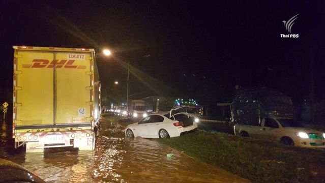น้ำท่วมบางสะพานเริ่มลด-รถเริ่มสัญจรได้