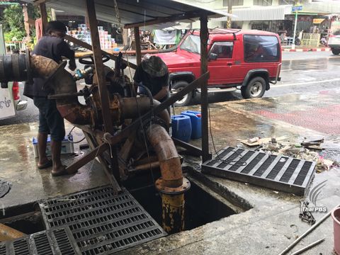 "นครศรีธรรมราช"ฝนตกหนัก-ระบายน้ำเจอขยะเพียบ 