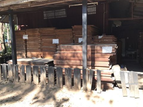 "กรมป่าไม้" ผลิตประตูไม้แจกผู้ประสบภัยน้ำท่วม 5,000 บาน