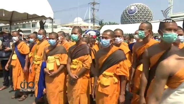 พระสงฆ์-คณะศิษยานุศิษย์ รวมตัวประตู 5 ตำรวจเข้าเจรจา