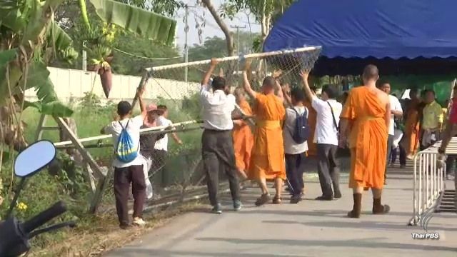 พระสงฆ์ - ศิษย์ วัดพระธรรมกาย รื้อเต้นท์เก็บของเข้าวัด หลังดีเอสไอไฟเขียว 