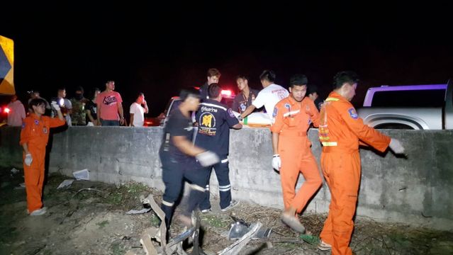 รถบัสนักเรียนเสียหลักพุ่งตกเหวปราจีนบุรี เสียชีวิต 5 คน
