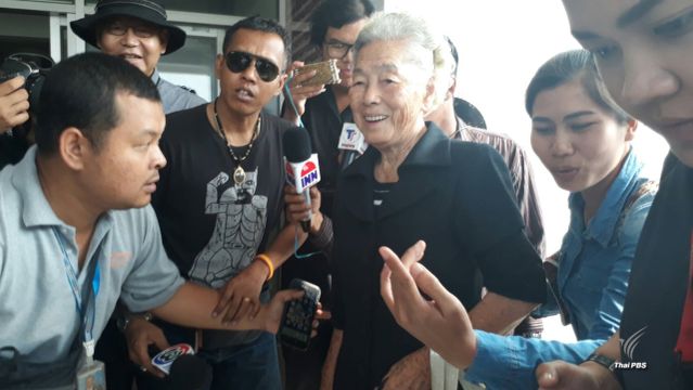 "ป้าเช็ง" เข้ารายงานตัวตำรวจ กรณีให้ใช้พื้นที่ชุมนุม